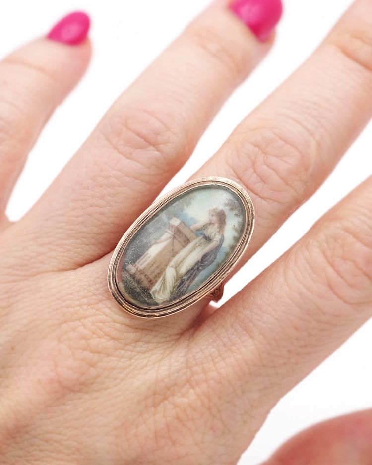 Bague souvenir miniature XVIIIe siècle en or bas titre, bague ovale, bijou de sentiment, 1780