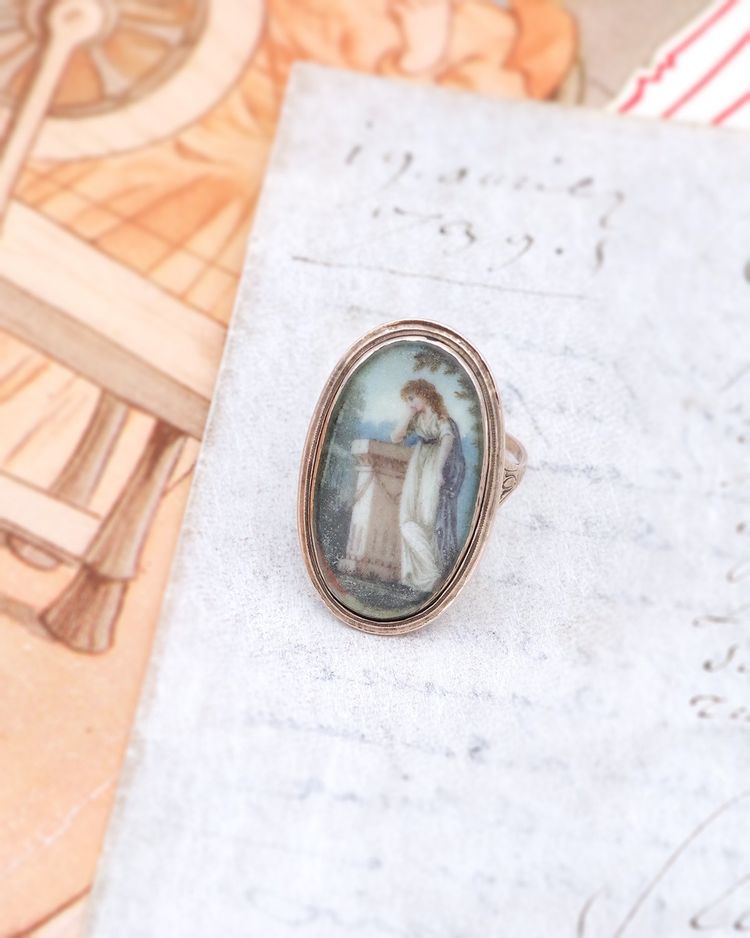 Bague souvenir miniature XVIIIe siècle en or bas titre, bague ovale, bijou de sentiment, 1780