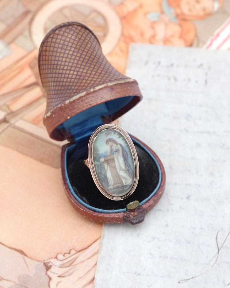 Bague souvenir miniature XVIIIe siècle en or bas titre, bague ovale, bijou de sentiment, 1780