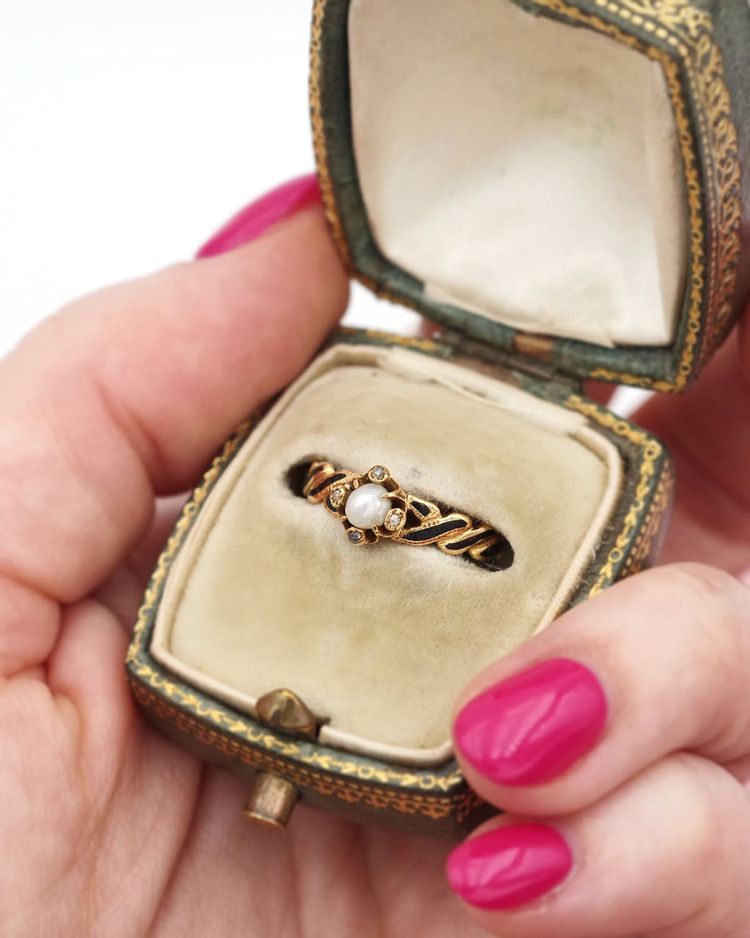 Anello in smalto nero con perle e diamanti in oro 18 ct, anello Napoleone III, perla fine, diamanti