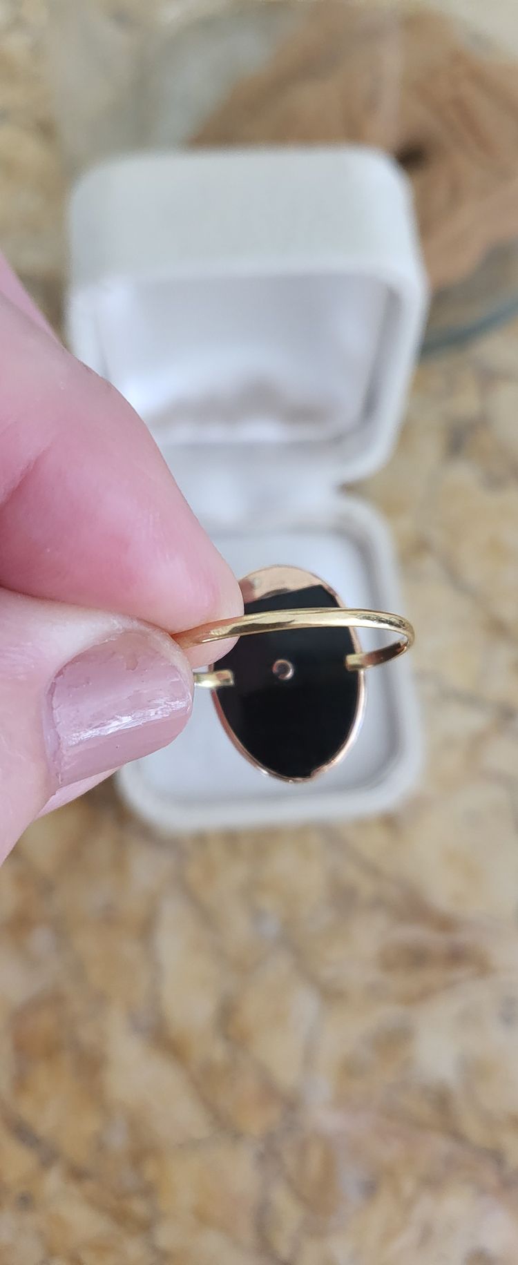 Bague Ancienne en Onyx sertie d'or 18carats 