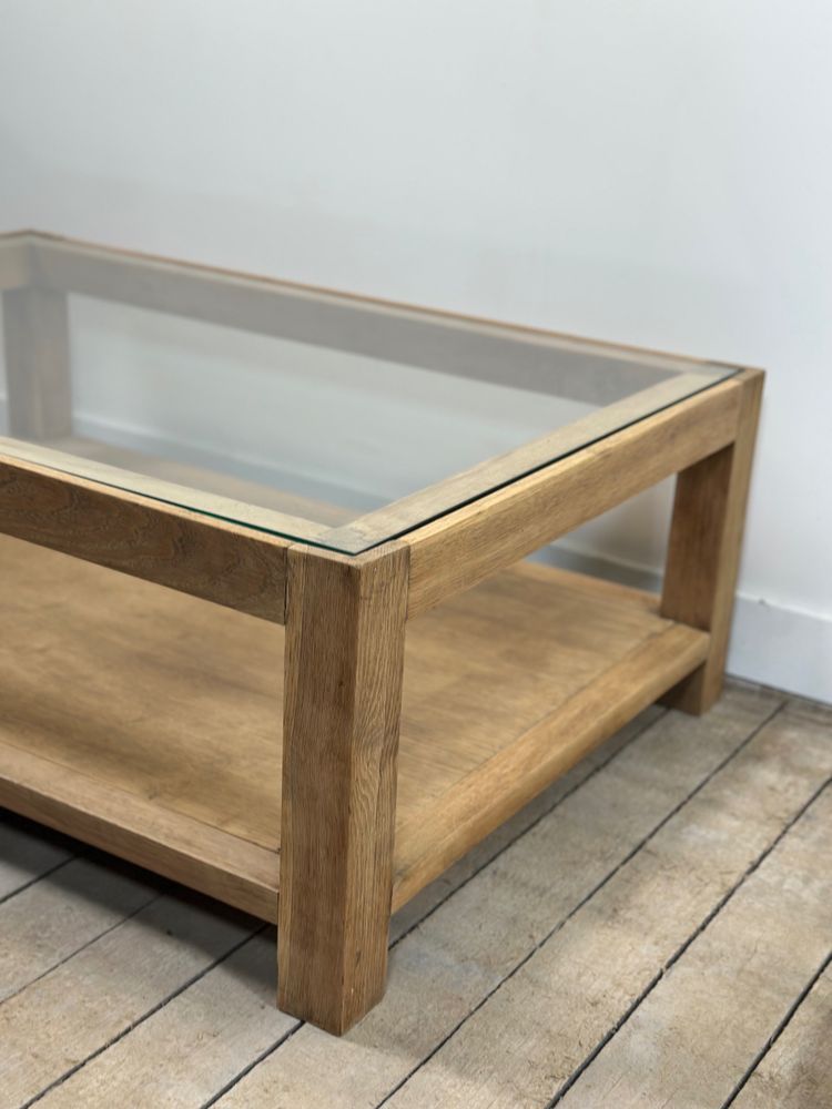 Table basse brutaliste en chêne avec un plateau verre