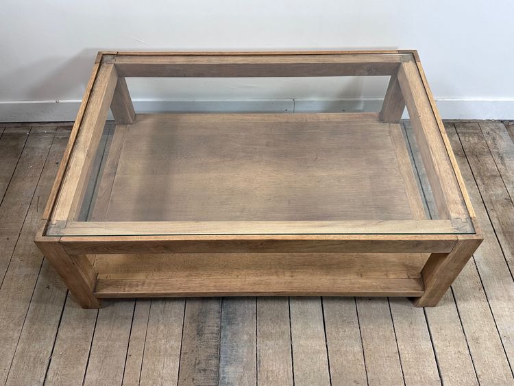 Table basse brutaliste en chêne avec un plateau verre
