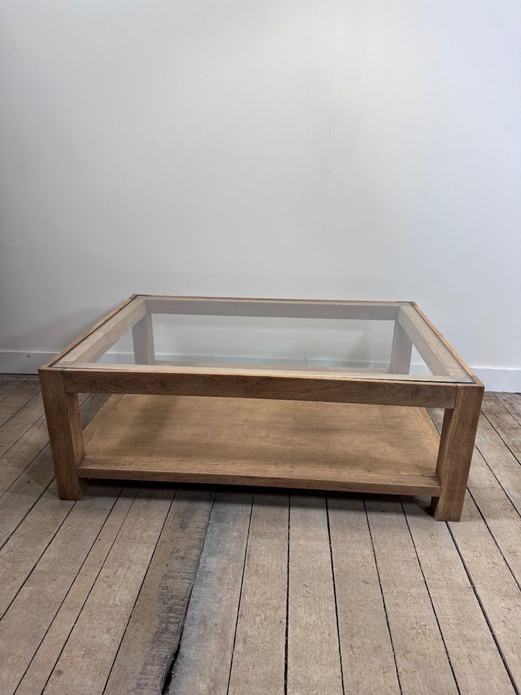 Table basse brutaliste en chêne avec un plateau verre
