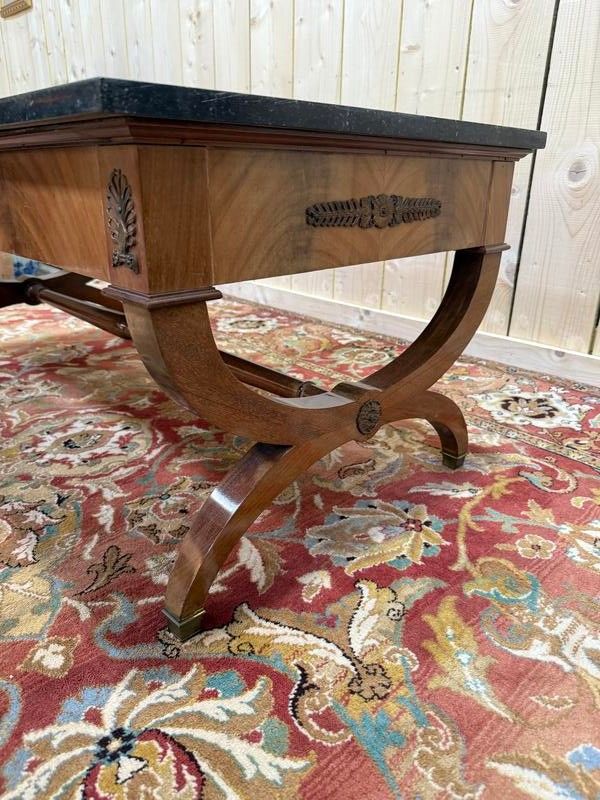 Table basse de style Empire en acajou et marbre noir 