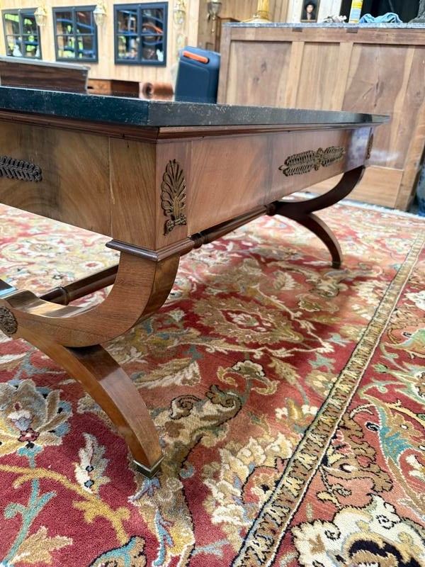 Table basse de style Empire en acajou et marbre noir 