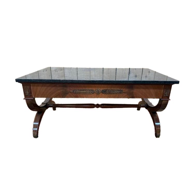 Table basse de style Empire en acajou et marbre noir 