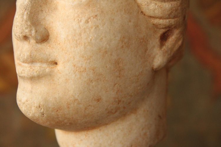 Testa femminile in marmo, stile antico