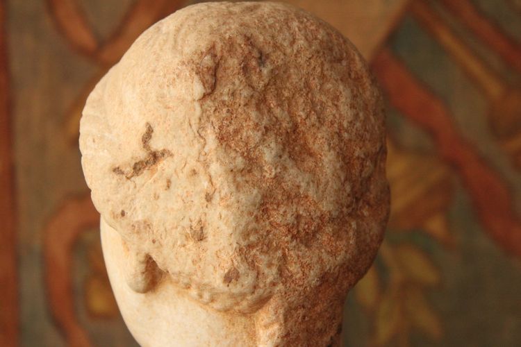 Testa femminile in marmo, stile antico