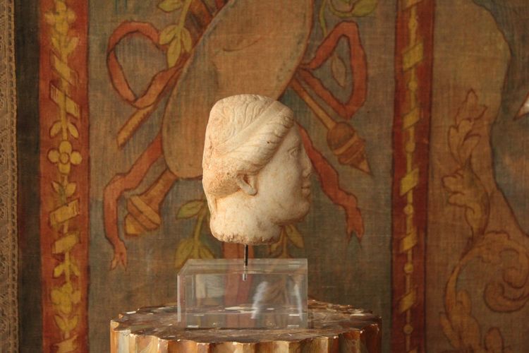 Testa femminile in marmo, stile antico