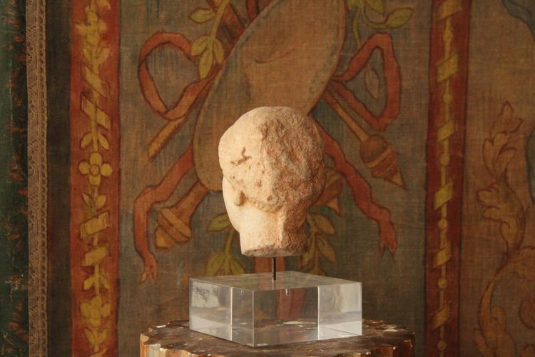 Testa femminile in marmo, stile antico