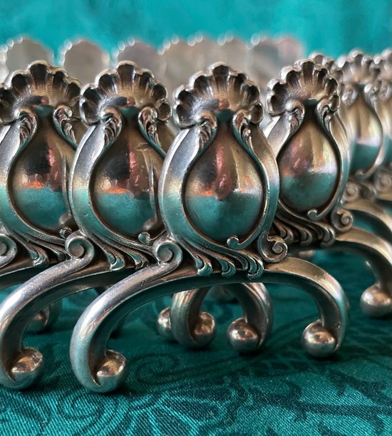 12 porte couteaux métal argenté.