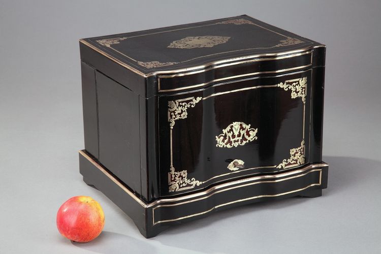 Cave à liqueur Napoléon III en bois d'ébène et incrustations de laiton