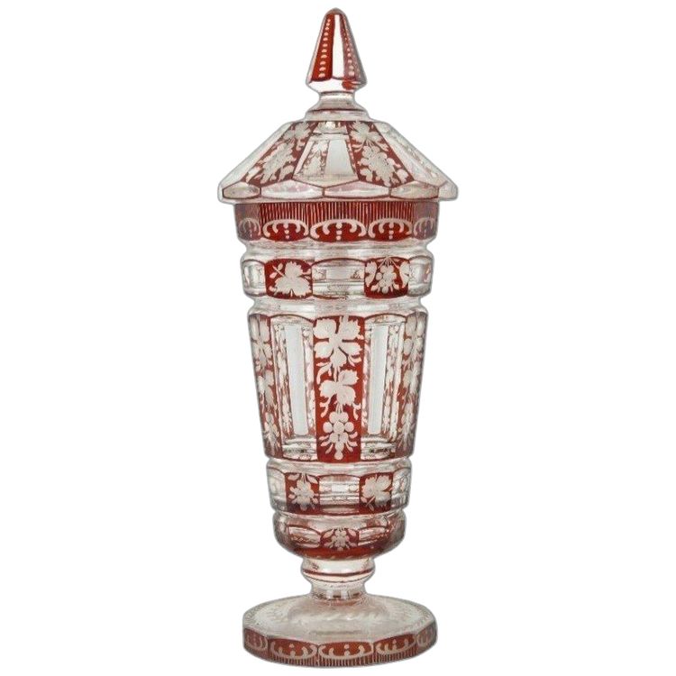 Vase couvert en  verrerie  de Bohème  ht 34cm