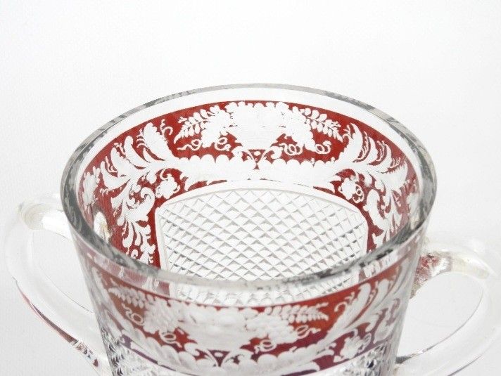Vase à  deux anses verrerie  de Bohème 