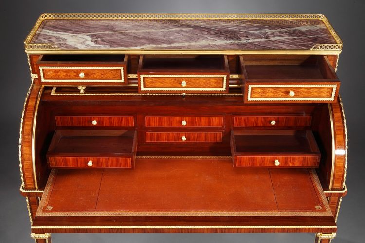 Secrétaire à cylindre d'après un modèle de Riesener attribué à la Maison Beurdeley
