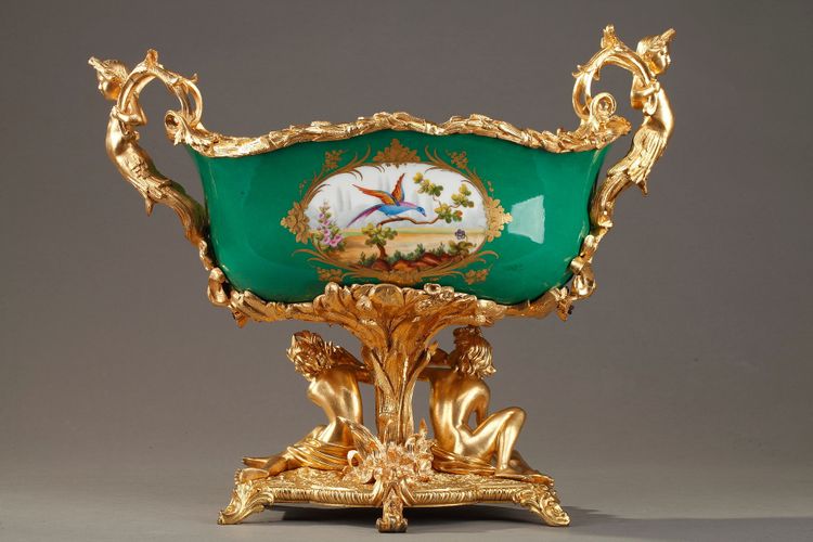 Jardinière ancienne en porcelaine et bronze doré à décor de couples galants