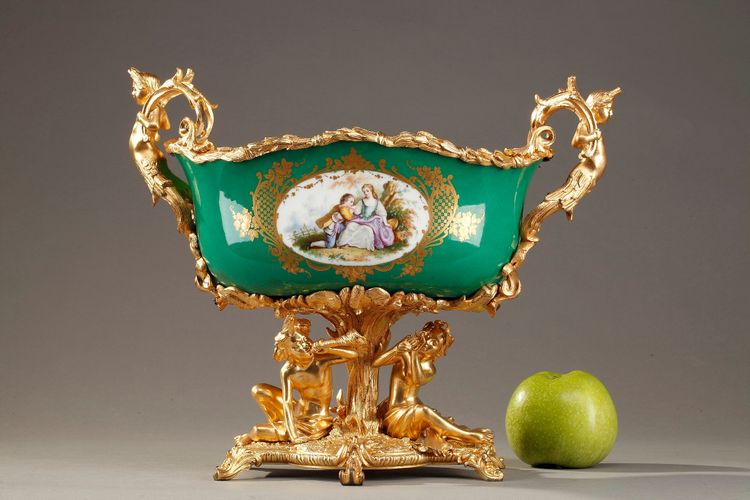 Jardinière ancienne en porcelaine et bronze doré à décor de couples galants