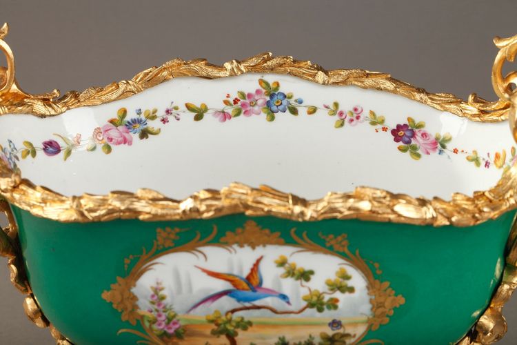 Jardinière ancienne en porcelaine et bronze doré à décor de couples galants