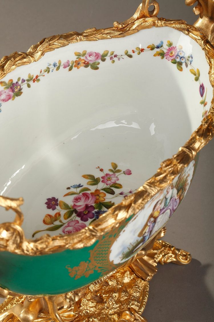 Jardinière ancienne en porcelaine et bronze doré à décor de couples galants