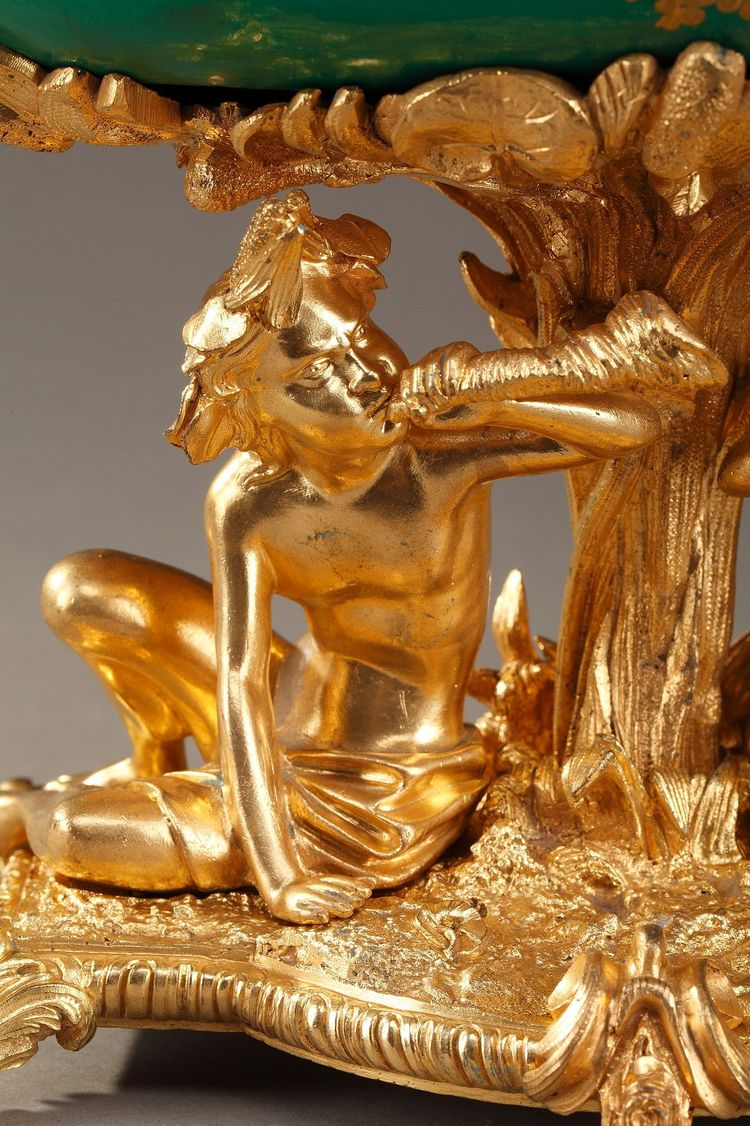 Jardinière ancienne en porcelaine et bronze doré à décor de couples galants