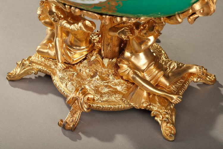 Jardinière ancienne en porcelaine et bronze doré à décor de couples galants
