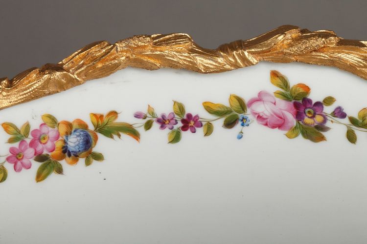 Jardinière ancienne en porcelaine et bronze doré à décor de couples galants