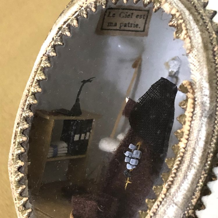 ancienne " boite de nonne " dans un oeuf également appelé " beatiho " ou "cellule miniature "