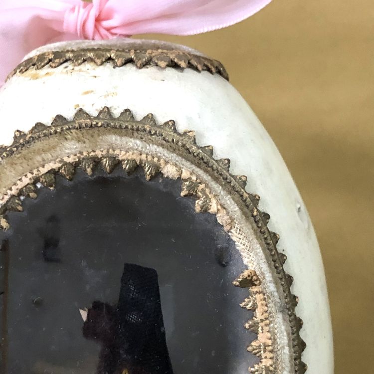 ancienne " boite de nonne " dans un oeuf également appelé " beatiho " ou "cellule miniature "