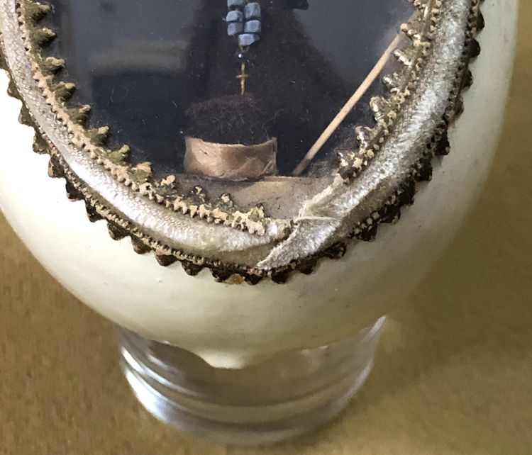 ancienne " boite de nonne " dans un oeuf également appelé " beatiho " ou "cellule miniature "