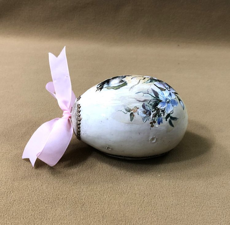 ancienne " boite de nonne " dans un oeuf également appelé " beatiho " ou "cellule miniature "