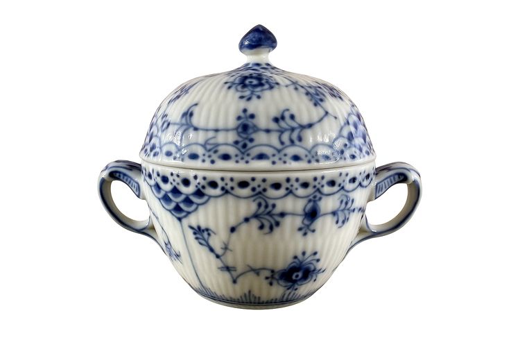 Sucrier en porcelaine de Royal Copenhagen – Modèle Blue Fluted Half Lace, peint à la main