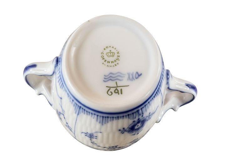 Sucrier en porcelaine de Royal Copenhagen – Modèle Blue Fluted Half Lace, peint à la main