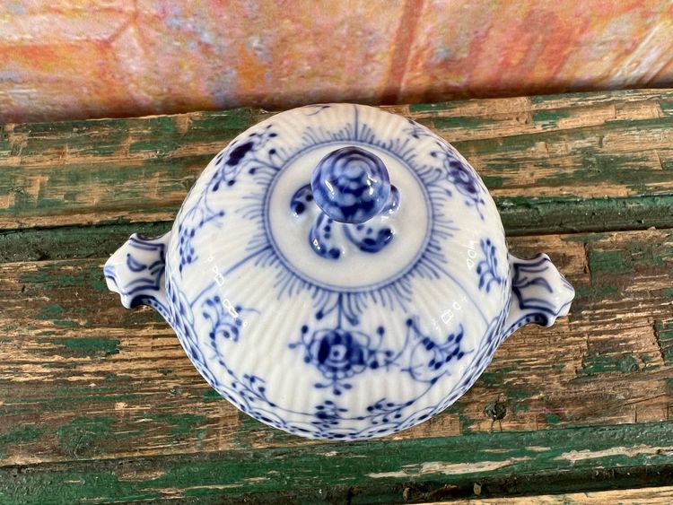 Sucrier en porcelaine de Royal Copenhagen – Modèle Blue Fluted Half Lace, peint à la main