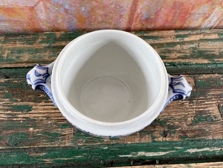 Sucrier en porcelaine de Royal Copenhagen – Modèle Blue Fluted Half Lace, peint à la main