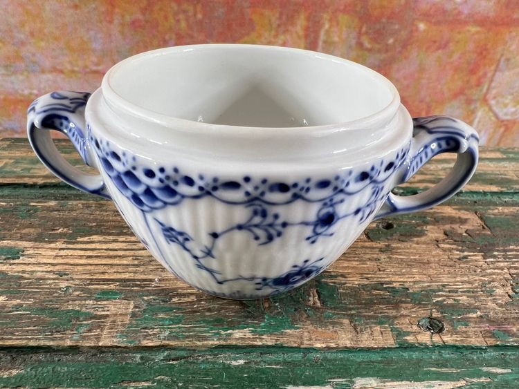 Sucrier en porcelaine de Royal Copenhagen – Modèle Blue Fluted Half Lace, peint à la main