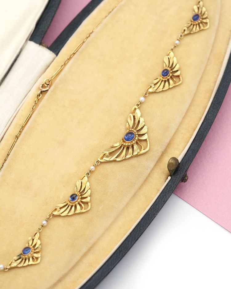 Collana Art Nouveau in oro 18 carati con zaffiri, collana con drappeggio, zaffiri Verneuil, gioielli Art Nouveau, fiore