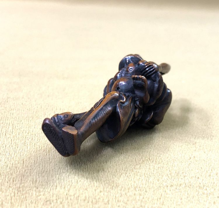 JAPON ancien netsuke en buis figurant ASHINAGA TENAGA
