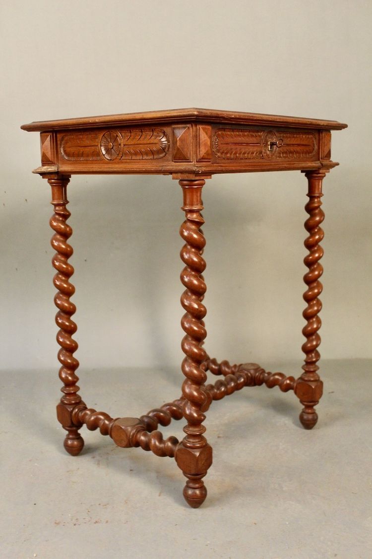 Desserte Louis XIII à pieds tournés