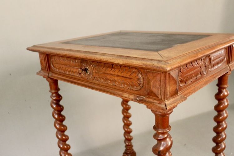 Desserte Louis XIII à pieds tournés