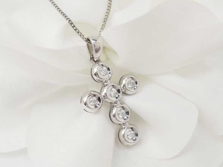 Halskette mit Kreuzanhänger aus Weißgold und Diamanten