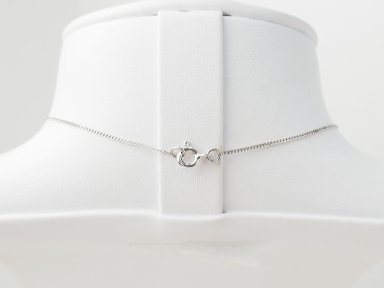 Halskette mit Kreuzanhänger aus Weißgold und Diamanten