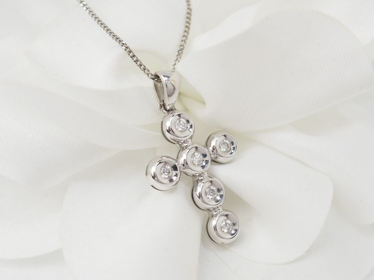 Halskette mit Kreuzanhänger aus Weißgold und Diamanten