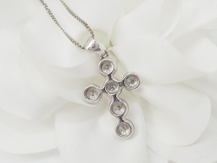 Halskette mit Kreuzanhänger aus Weißgold und Diamanten