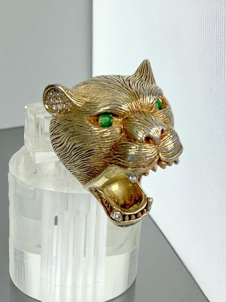 RING AUS VERGOLDETEM UND ZISELIERTEM SILBER (925) IN FORM EINES TIGERS MIT SMARAGDGRÜNEN AUGEN