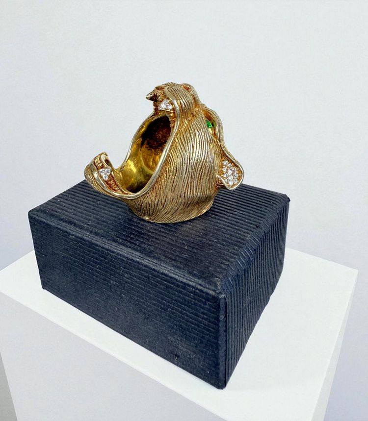 RING AUS VERGOLDETEM UND ZISELIERTEM SILBER (925) IN FORM EINES TIGERS MIT SMARAGDGRÜNEN AUGEN