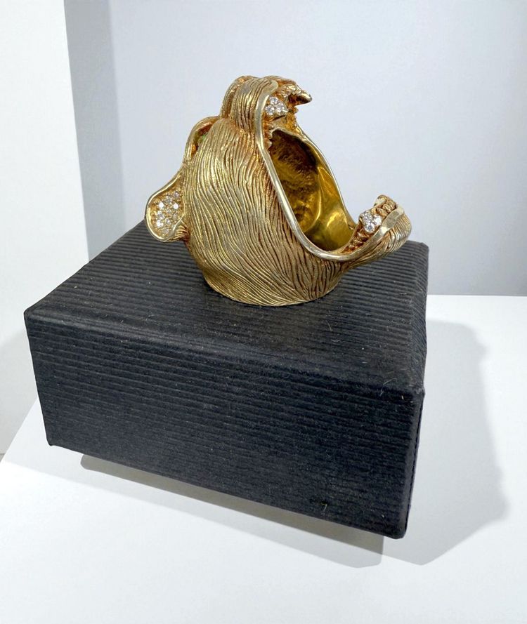 RING AUS VERGOLDETEM UND ZISELIERTEM SILBER (925) IN FORM EINES TIGERS MIT SMARAGDGRÜNEN AUGEN