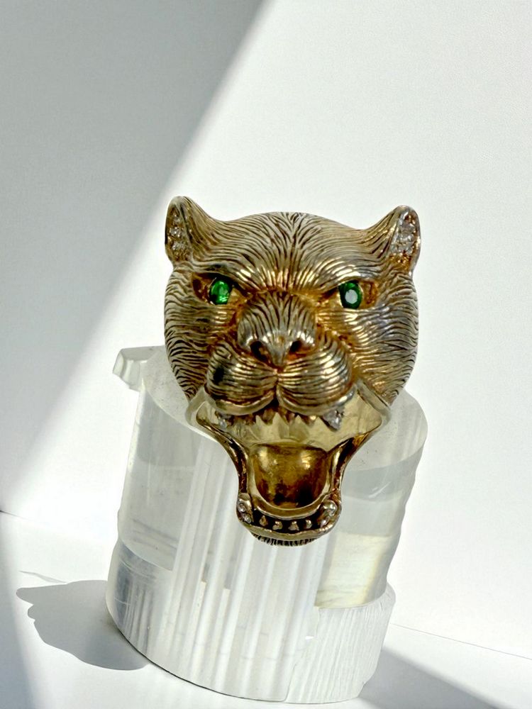 RING AUS VERGOLDETEM UND ZISELIERTEM SILBER (925) IN FORM EINES TIGERS MIT SMARAGDGRÜNEN AUGEN