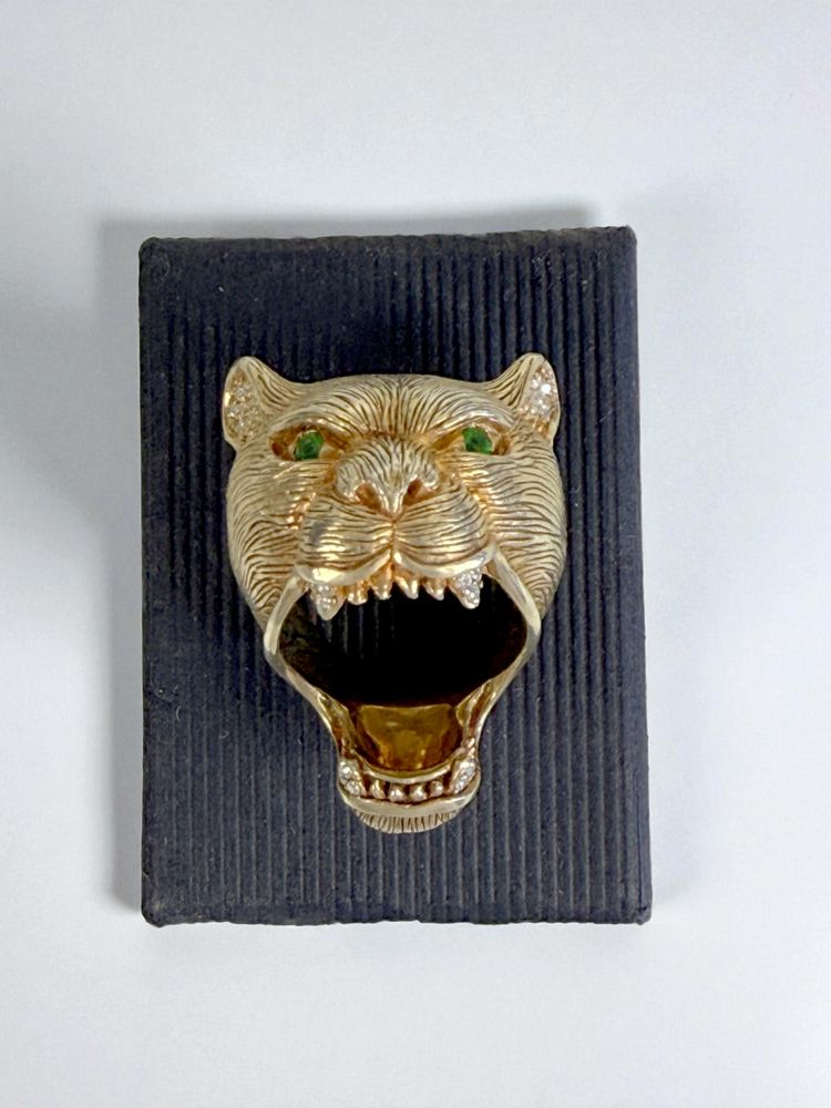 RING AUS VERGOLDETEM UND ZISELIERTEM SILBER (925) IN FORM EINES TIGERS MIT SMARAGDGRÜNEN AUGEN