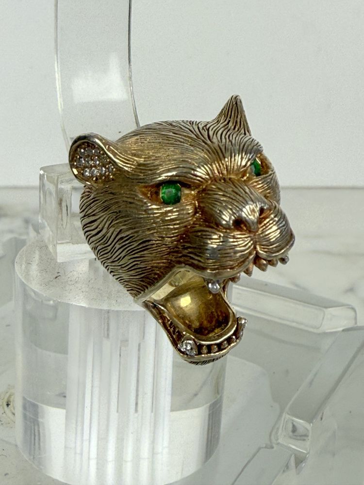 RING AUS VERGOLDETEM UND ZISELIERTEM SILBER (925) IN FORM EINES TIGERS MIT SMARAGDGRÜNEN AUGEN
